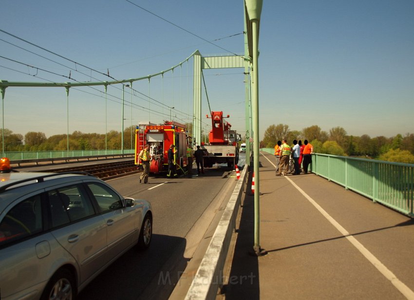 Arbeiter abgestuerzt vom PKW ueberfahren Koeln Muelheim Muelheimer Bruecke P72.JPG